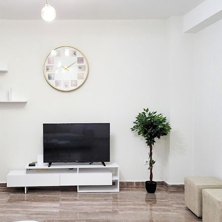 One-Bedroom Gem By The Square ティラナ エクステリア 写真
