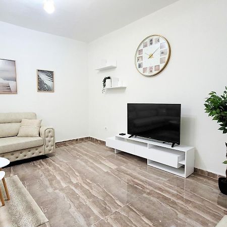 One-Bedroom Gem By The Square ティラナ エクステリア 写真