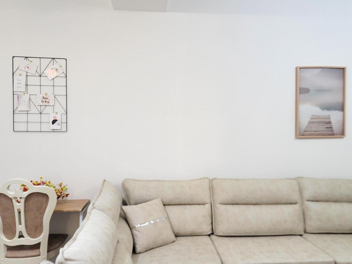 One-Bedroom Gem By The Square ティラナ エクステリア 写真