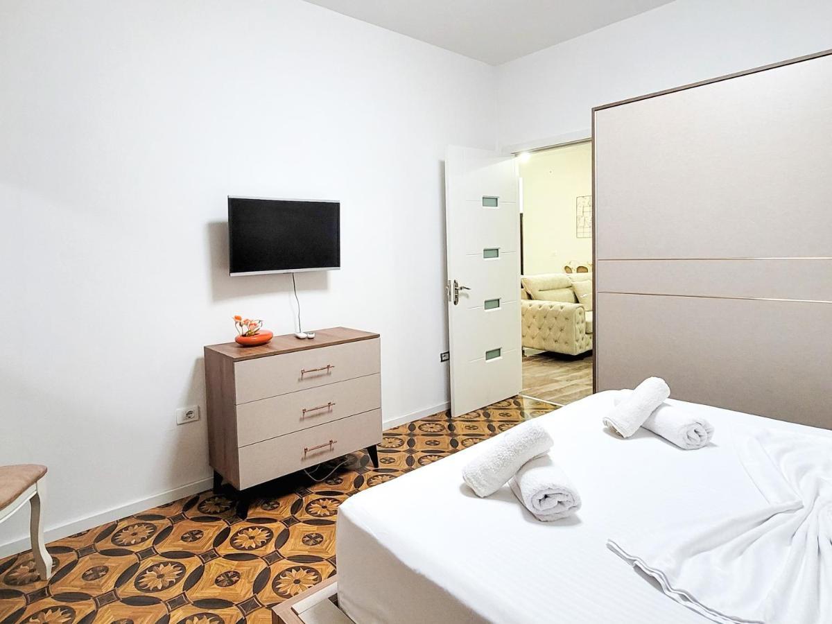One-Bedroom Gem By The Square ティラナ エクステリア 写真