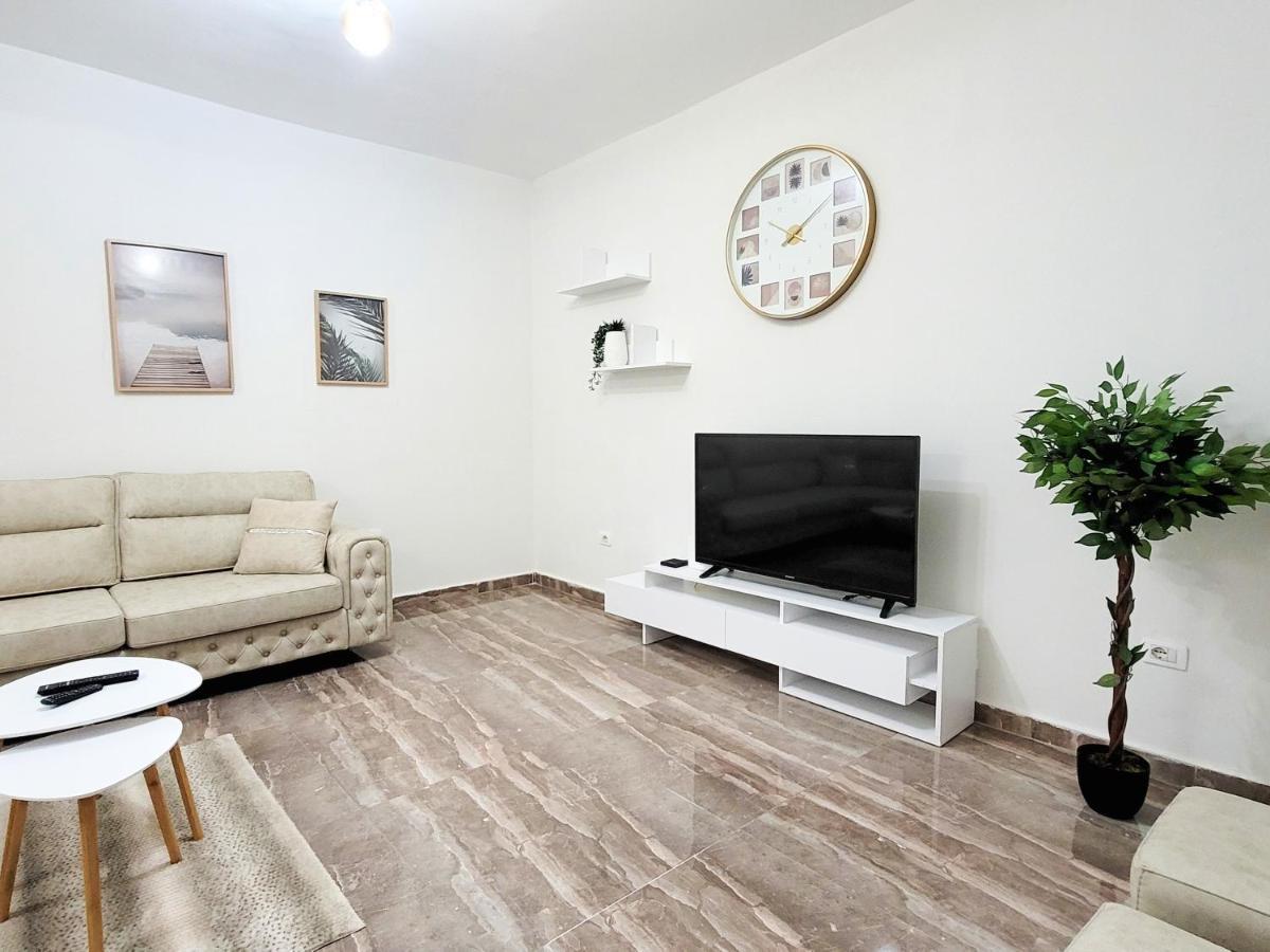 One-Bedroom Gem By The Square ティラナ エクステリア 写真