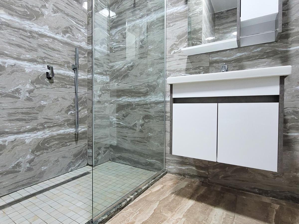 One-Bedroom Gem By The Square ティラナ エクステリア 写真