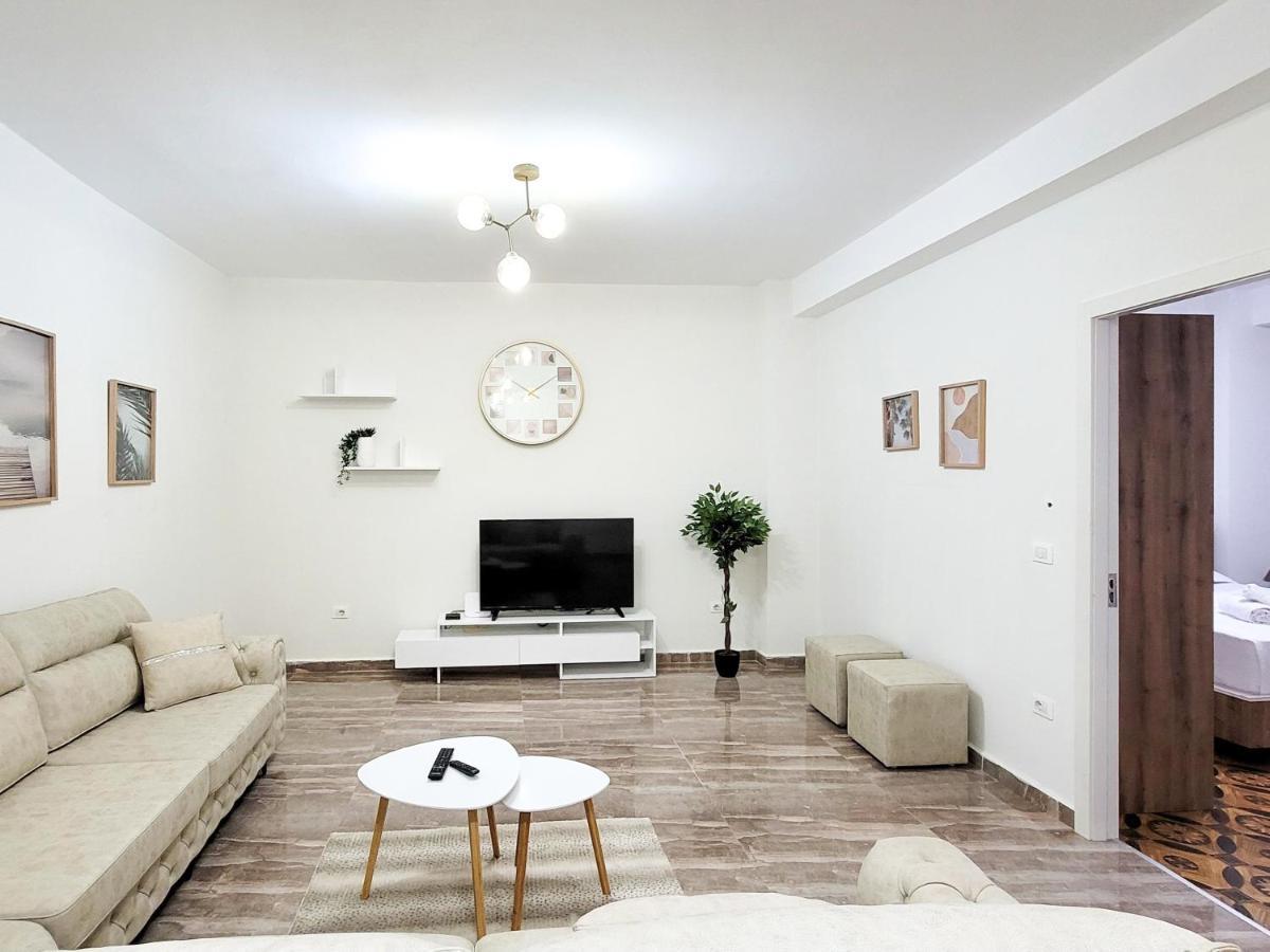 One-Bedroom Gem By The Square ティラナ エクステリア 写真