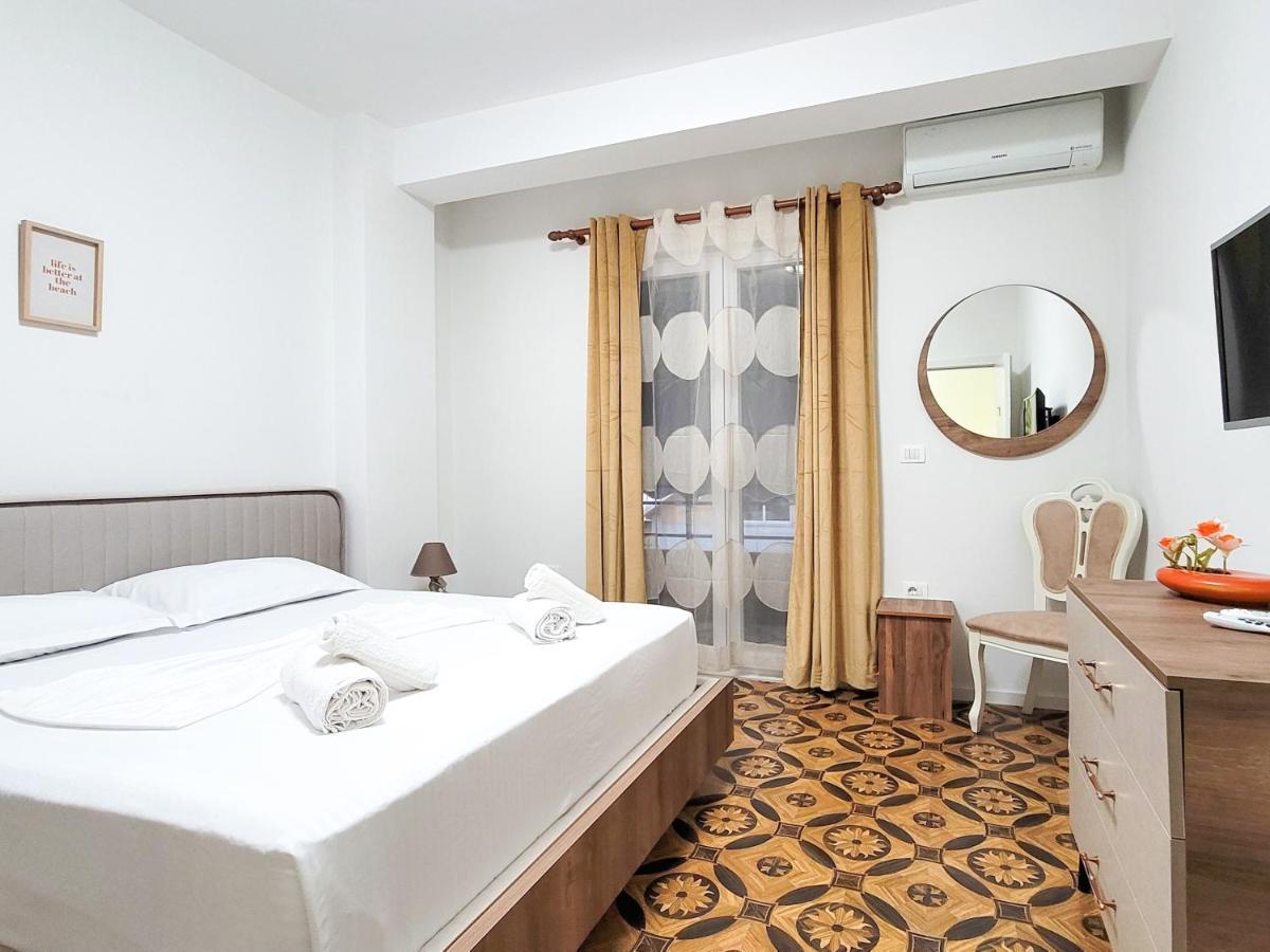 One-Bedroom Gem By The Square ティラナ エクステリア 写真