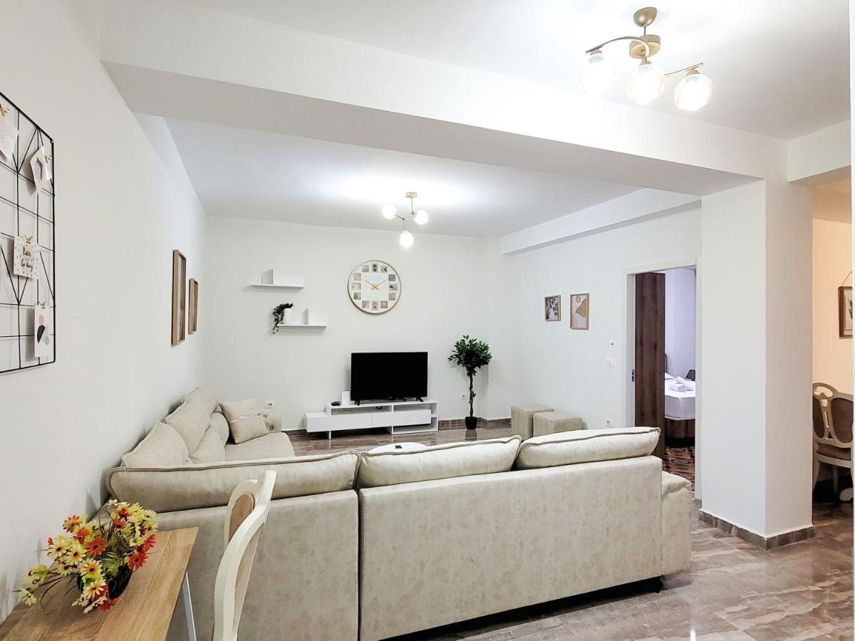 One-Bedroom Gem By The Square ティラナ エクステリア 写真
