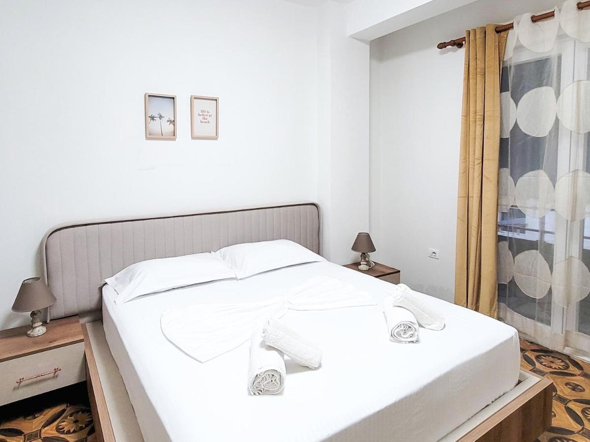 One-Bedroom Gem By The Square ティラナ エクステリア 写真