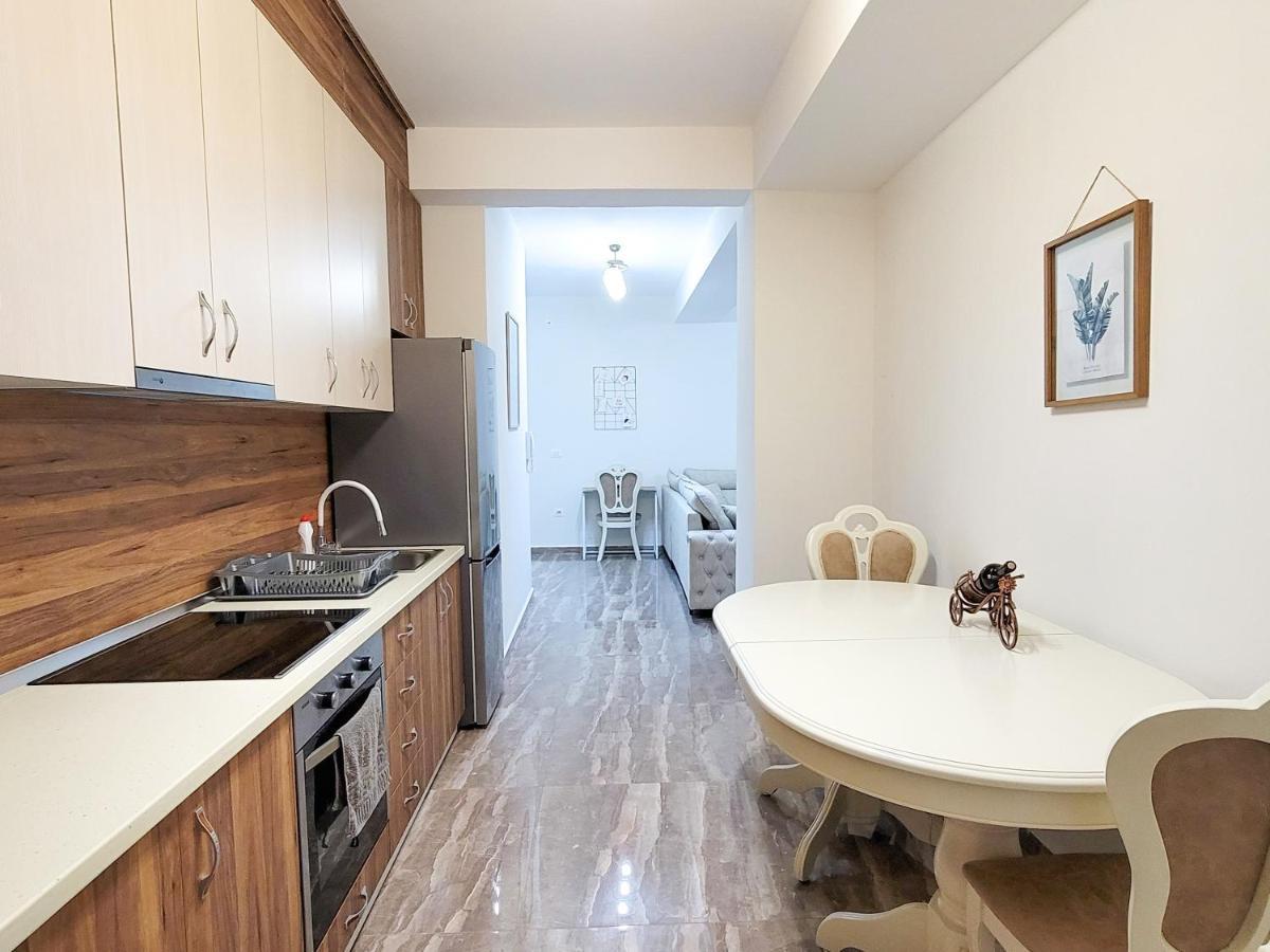 One-Bedroom Gem By The Square ティラナ エクステリア 写真
