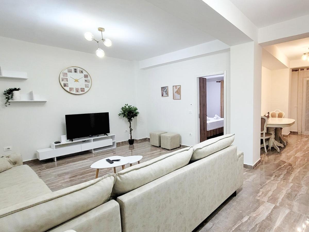 One-Bedroom Gem By The Square ティラナ エクステリア 写真